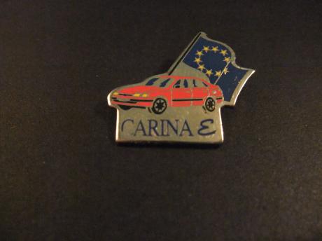 Toyota Carina compacte middenklasse personenauto, rood met Europese vlag